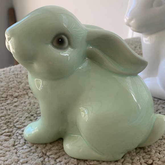 Spring decoration bundle.  2 wooden signs, 2 ceramic bunnies, 2 kitchen towels. - Picture 7 of 8